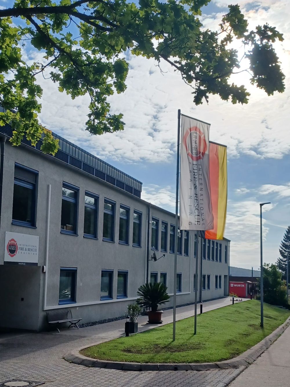 IFRT Hauptgebäude Aussenansicht